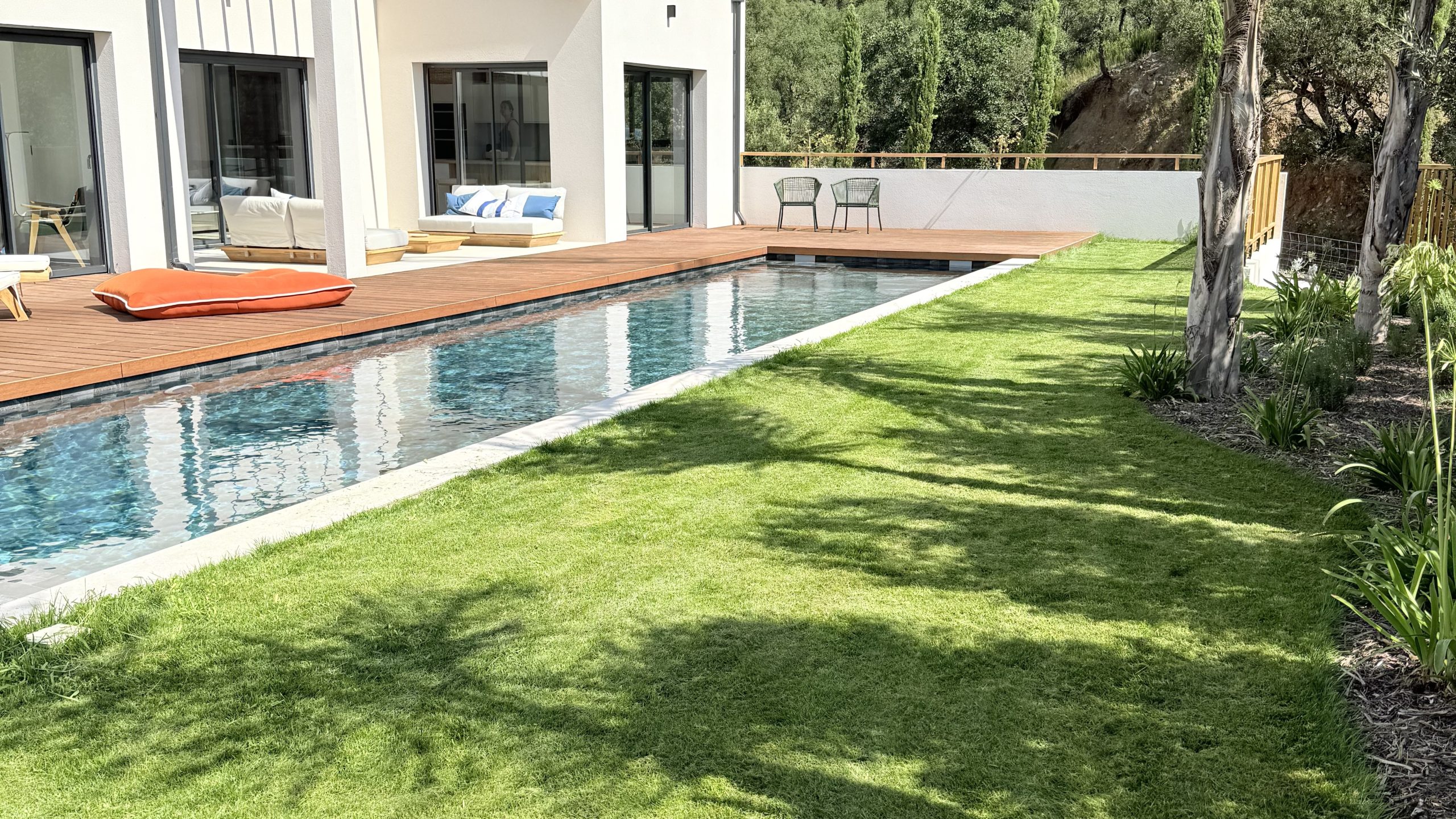 Villa de la Subérine – piscine et chênes-lièges, Albères