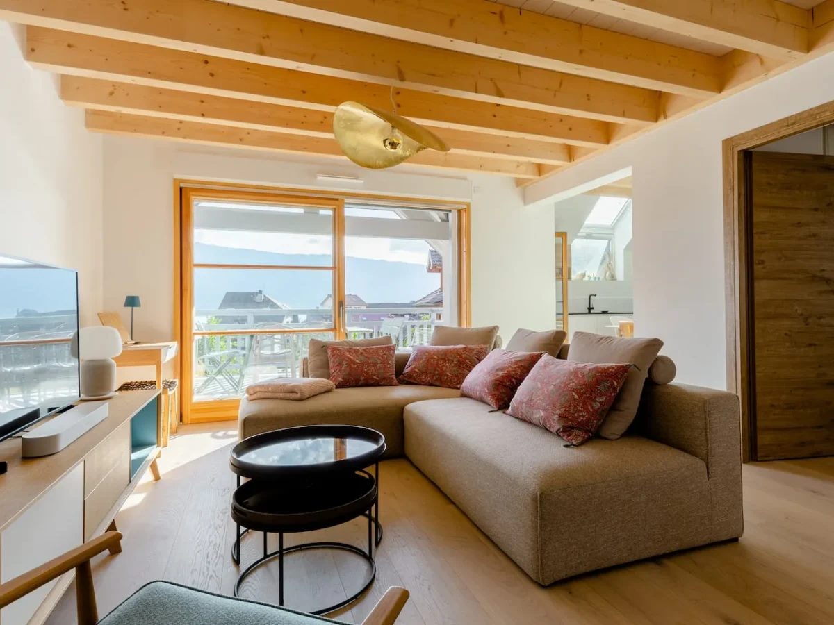 Living room with games, Netflix and desk area – Le Duplex de Talloires