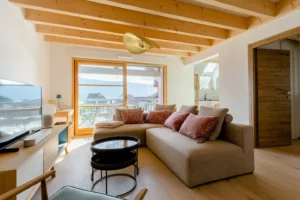 Living room with games, Netflix and desk area – Le Duplex de Talloires