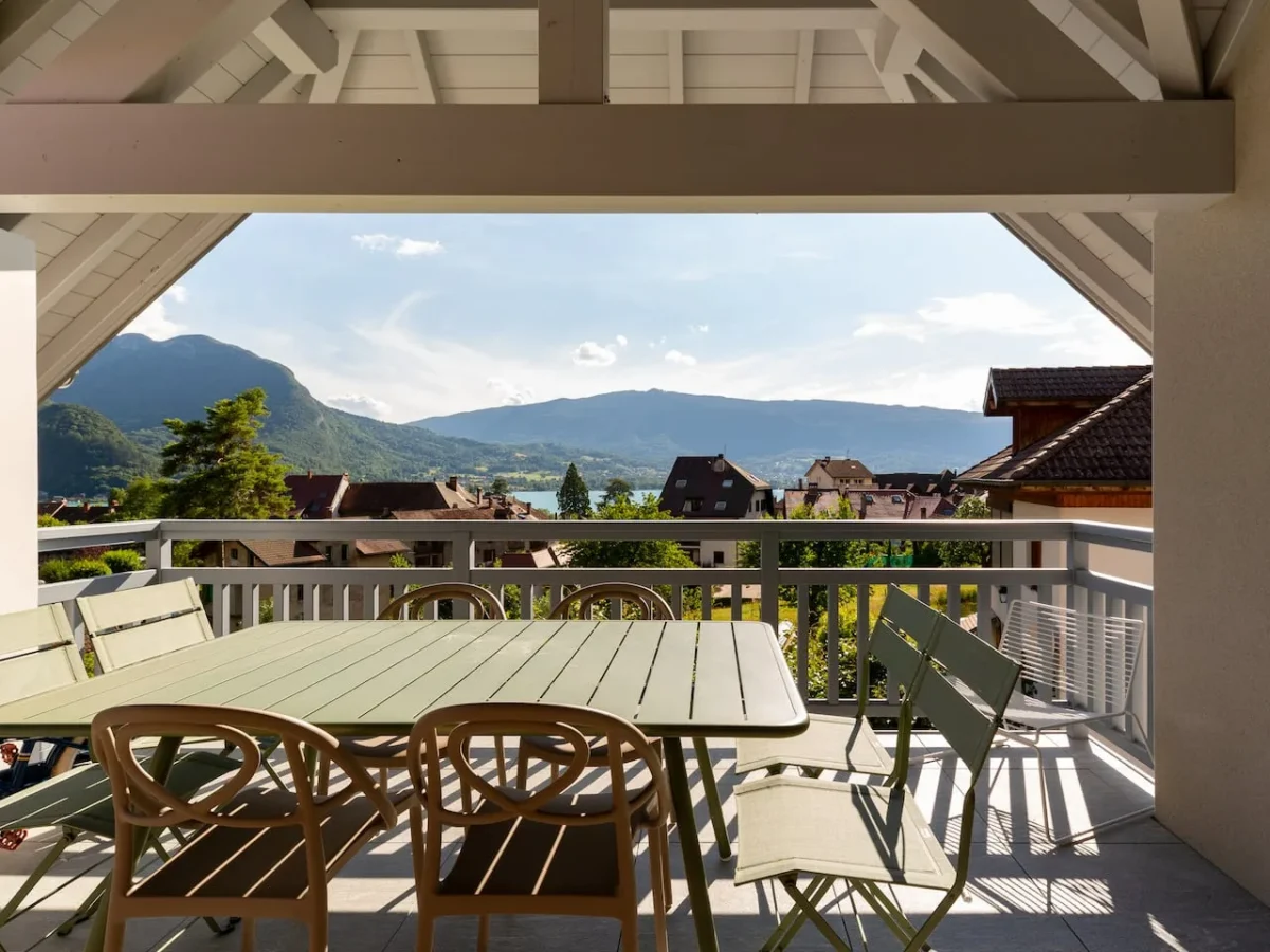 Terrace with lake and mountain views, griddle – Le Duplex de Talloires
