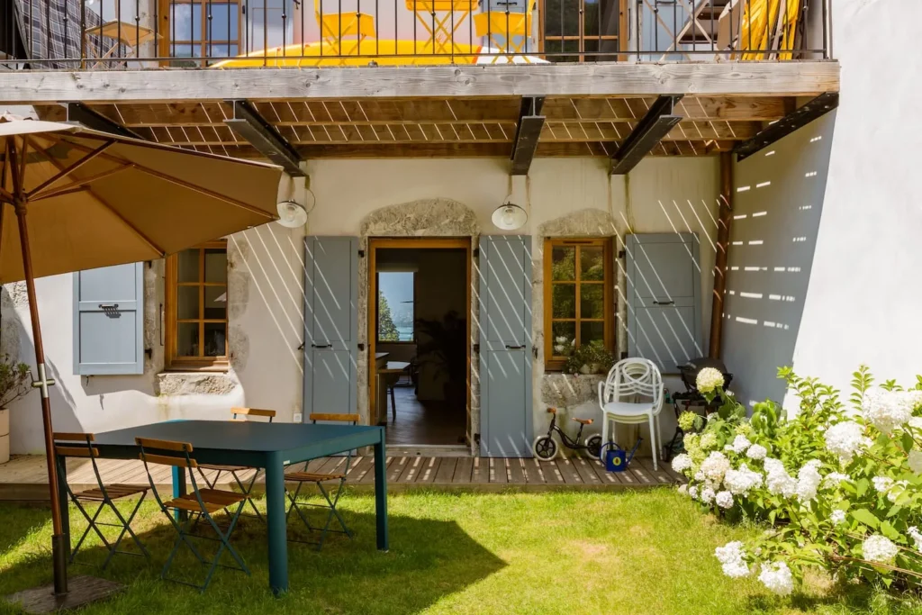 Garden with outdoor table – Le Jardin de Talloires