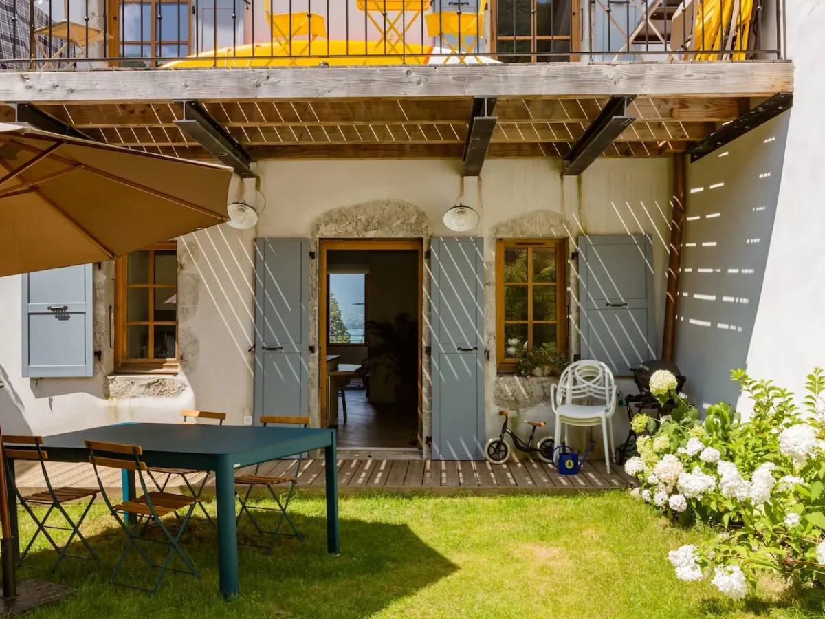 Jardin avec table extérieure – Le Jardin de Talloires