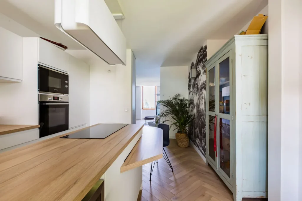 Equipped kitchen with extendable table – Le Jardin de Talloires