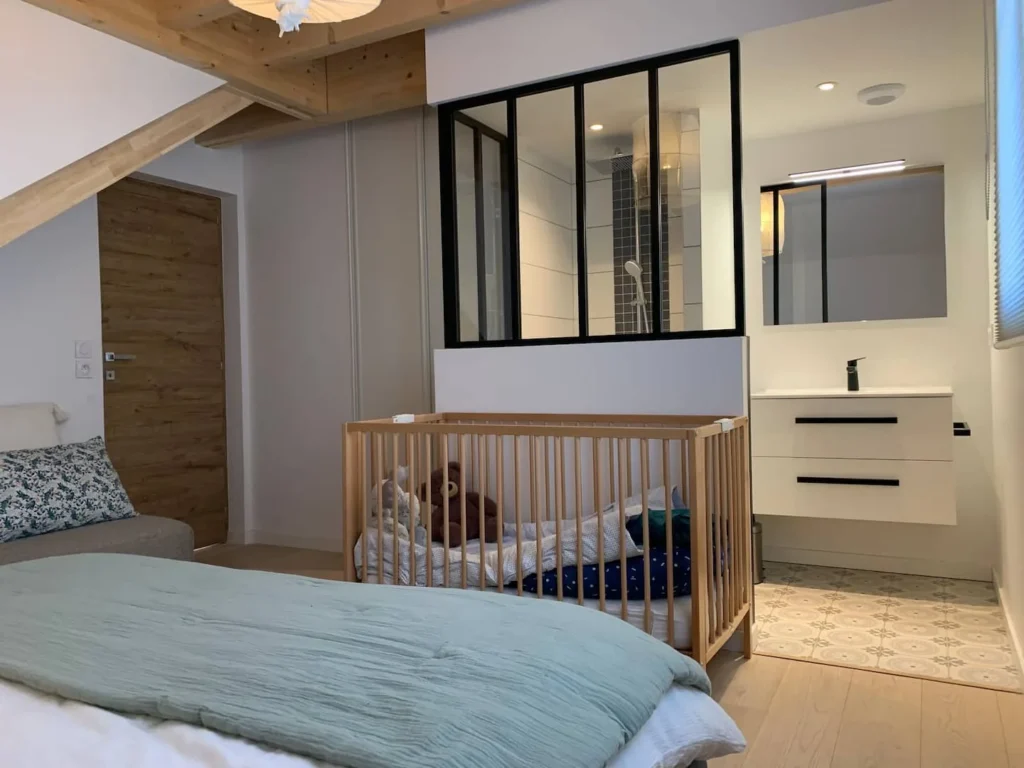 Master bedroom with its shower room – Le Duplex de Talloires