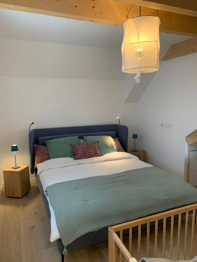Master bedroom, baby cot on request – Le Duplex de Talloires