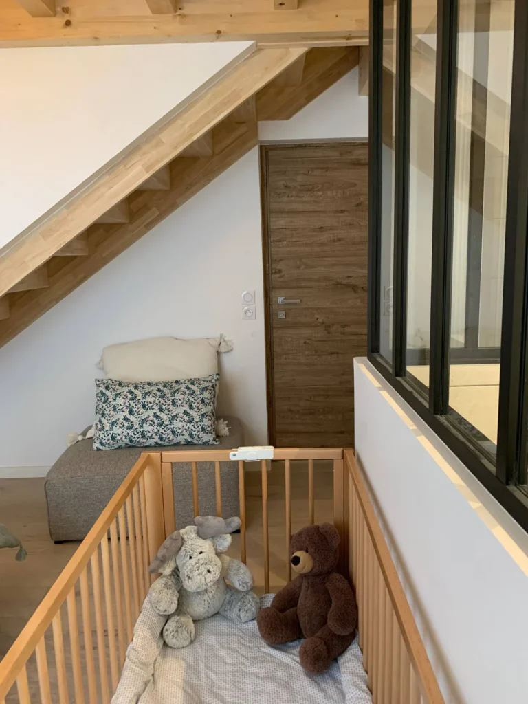 Master bedroom with baby cot – Le Duplex de Talloires