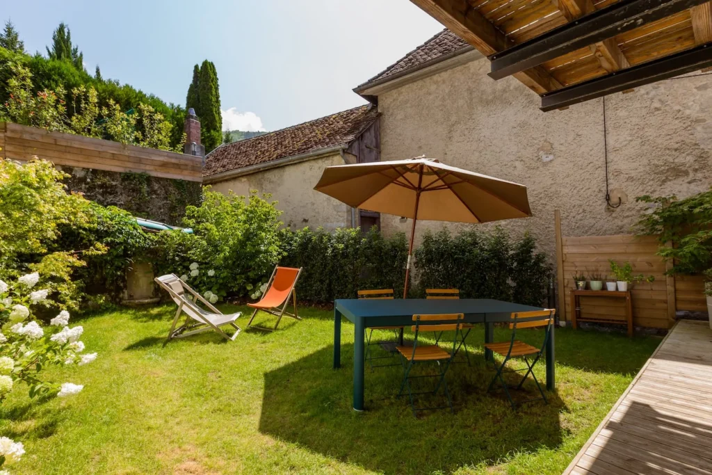 Private garden with table, barbecue, deckchair and parasol – Le Jardin de Talloires