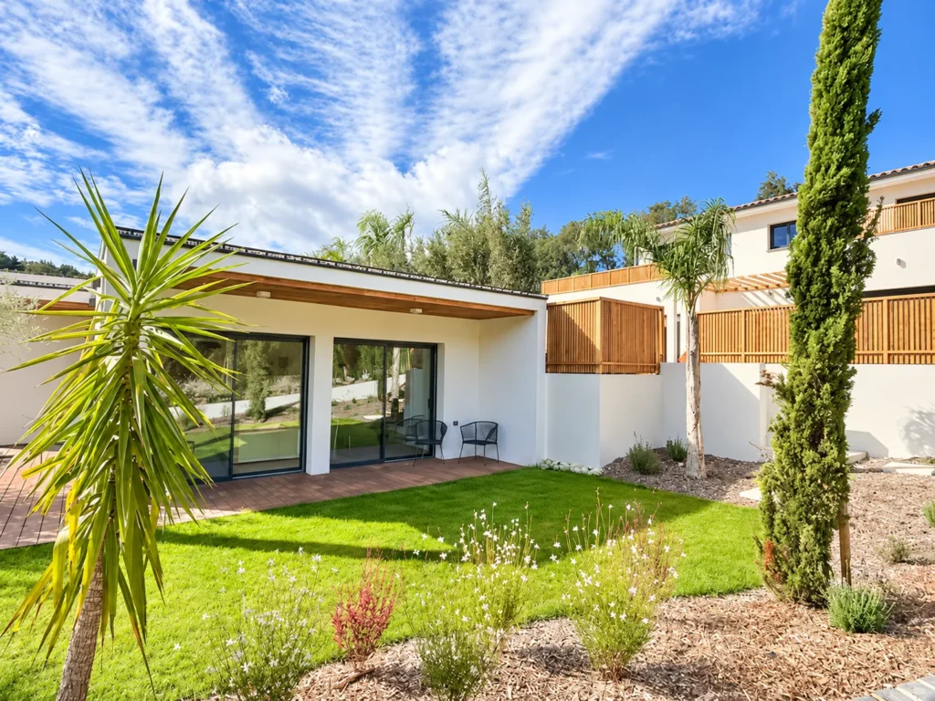 Annexe façade with wooden terrace and Mediterranean garden – L’Annexe du Domaine de la Subérine