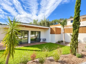 Annexe façade with wooden terrace and Mediterranean garden – L’Annexe du Domaine de la Subérine