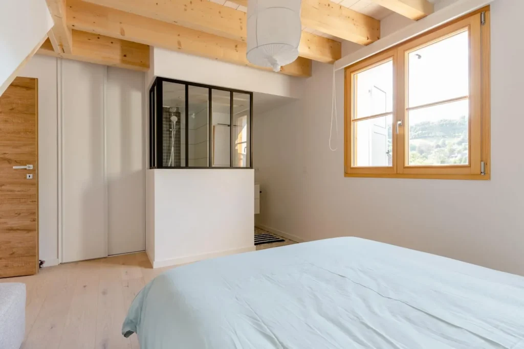 Master bedroom, shower and basin – Le Duplex de Talloires