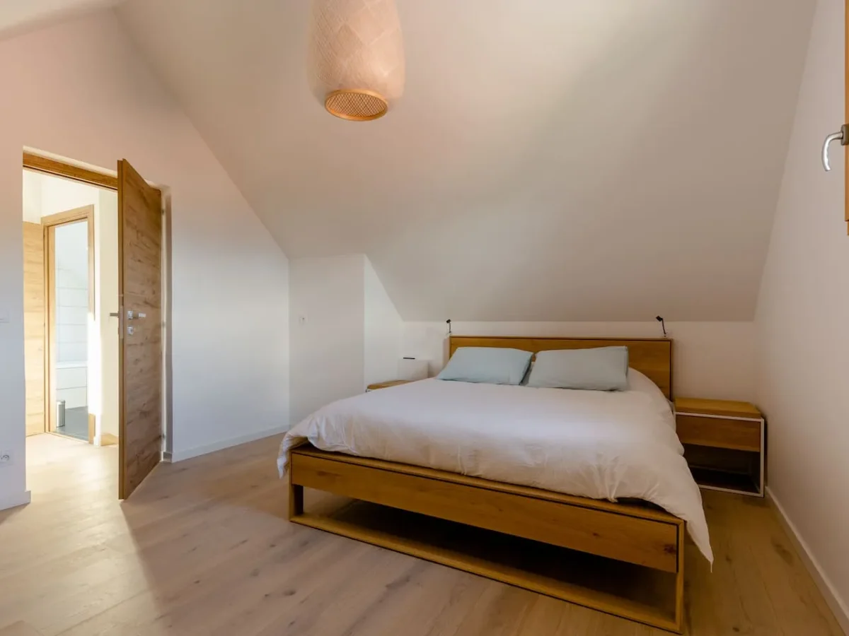 Bedroom 2 upstairs, double bed (160 × 200) – Le Duplex de Talloires