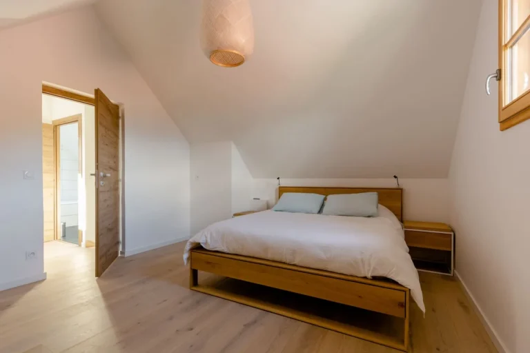 Bedroom 2 upstairs, double bed (160 × 200) – Le Duplex de Talloires
