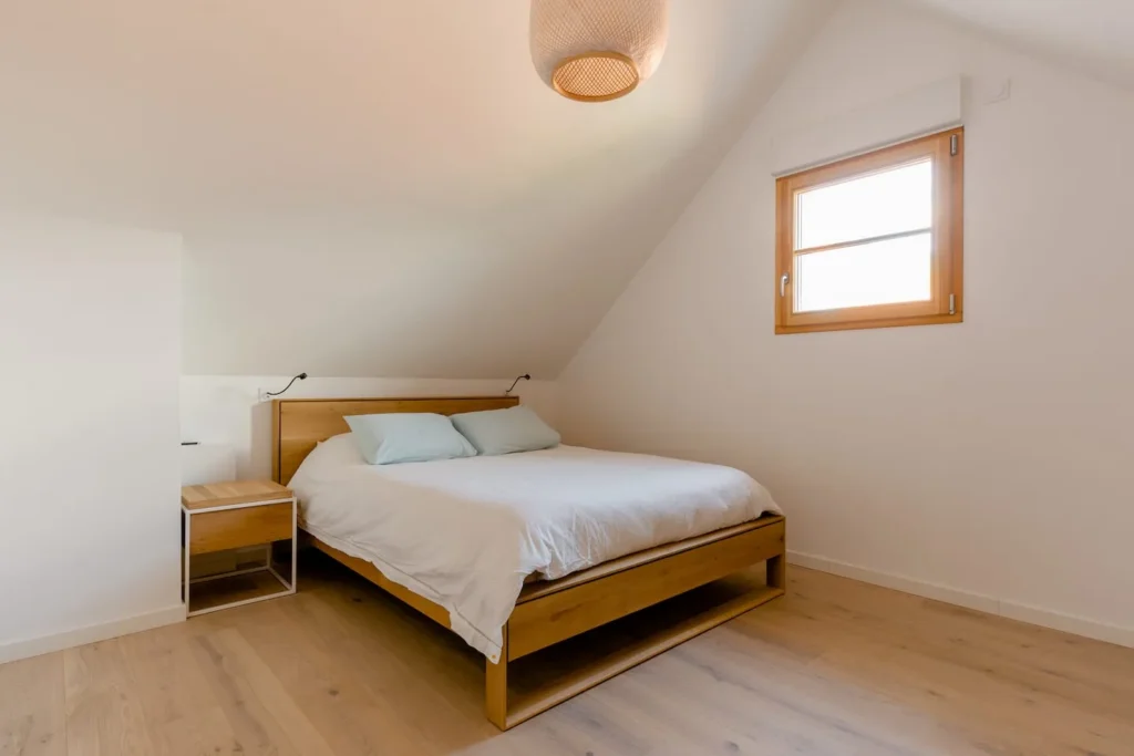 Bedroom 2 upstairs, double bed (160 × 200) – Le Duplex de Talloires