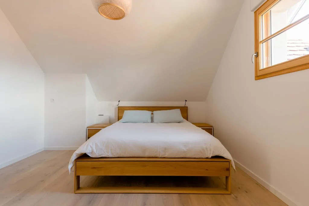 Bedroom 2 upstairs, double bed (160 × 200) – Le Duplex de Talloires
