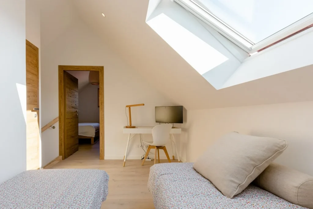 Mezzanine with workspace – Le Duplex de Talloires