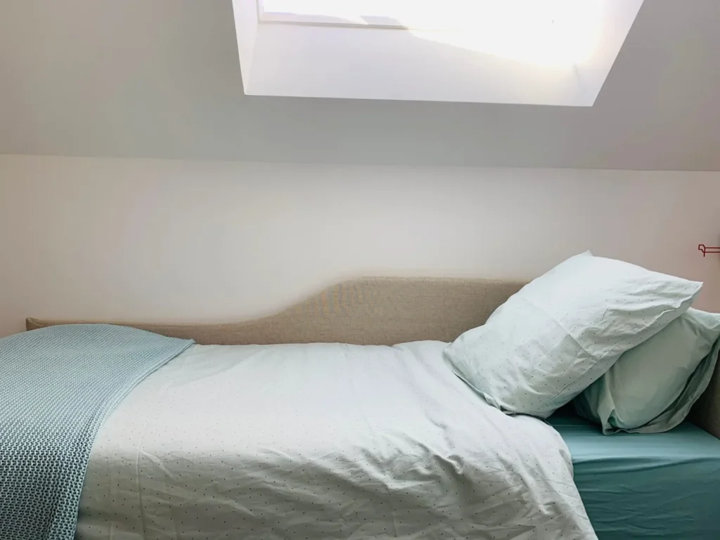 Upstairs mezzanine with trundle bed and desk area – Le Duplex de Talloires