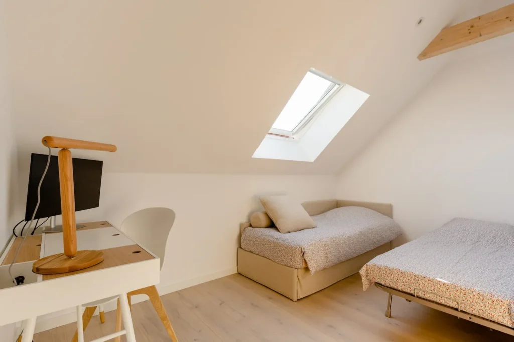 Mezzanine with sofa converting into two single beds (90 × 190) – Le Duplex de Talloires