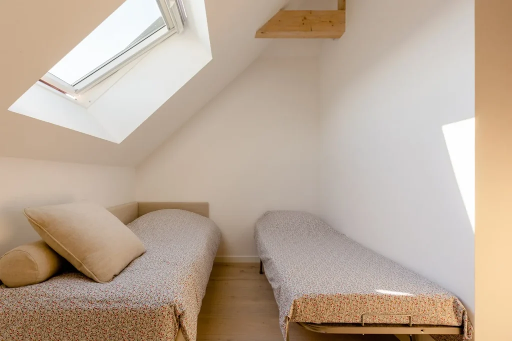 Mezzanine with sofa converting into two single beds (90 × 190) – Le Duplex de Talloires