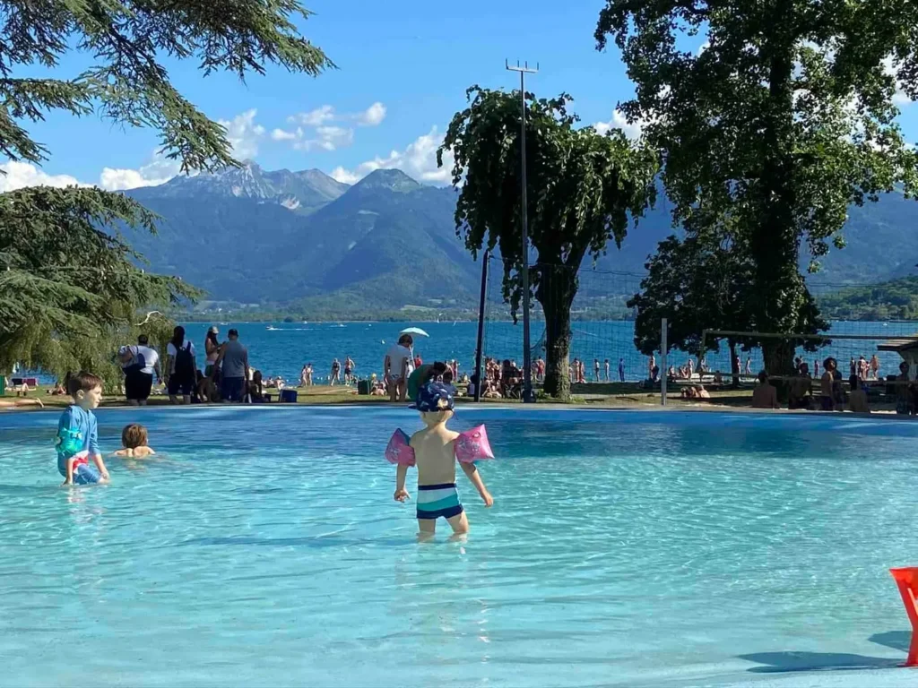 Talloires beach, a 6-minute walk – Le Jardin de Talloires