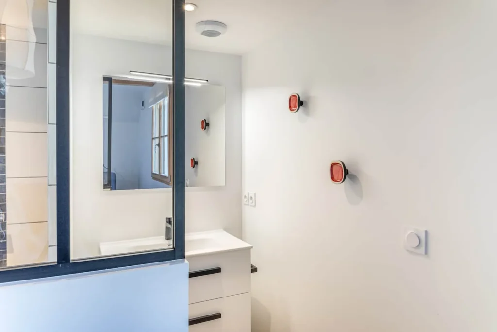 Master bedroom shower room – Le Duplex de Talloires