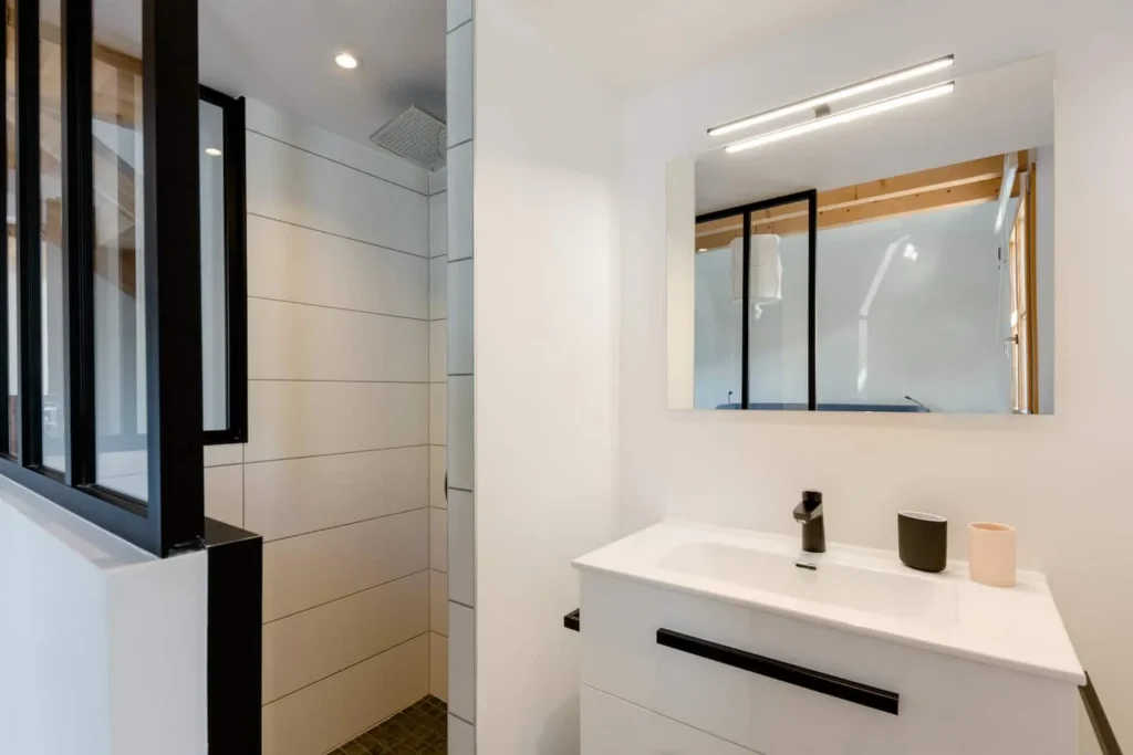 Master bedroom shower room – Le Duplex de Talloires