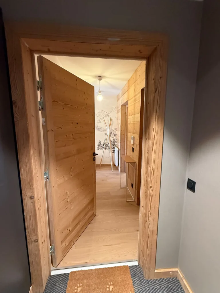 Private entrance to the apartment – Chinaillon 1350