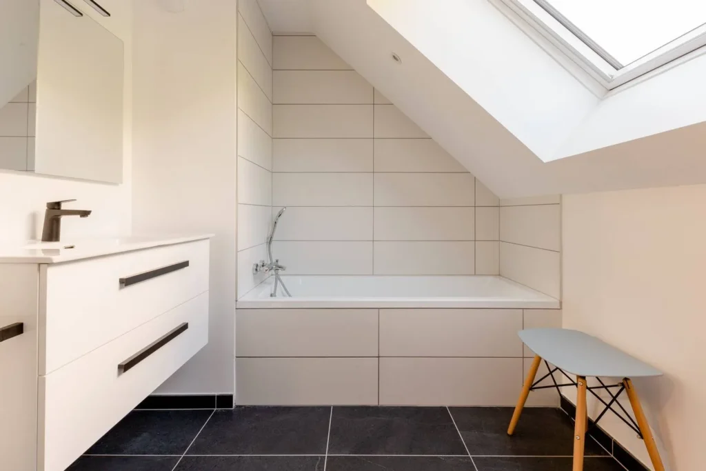 Upstairs bathroom with toilet – Le Duplex de Talloires