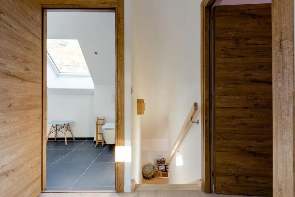 Upstairs bathroom with toilet – Le Duplex de Talloires