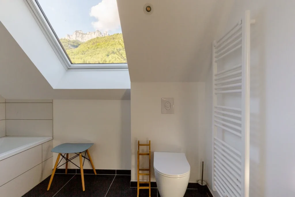 Upstairs bathroom – Le Duplex de Talloires