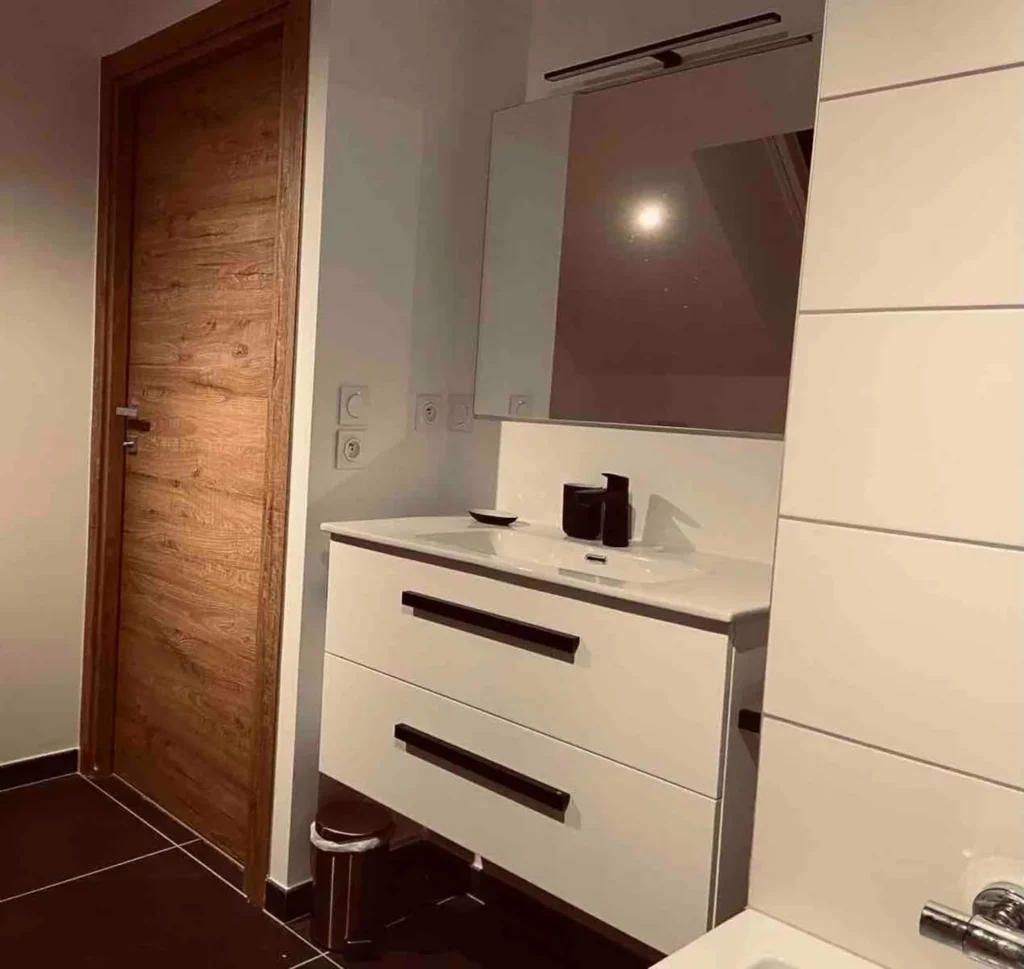 Upstairs bathroom with toilet – Le Duplex de Talloires