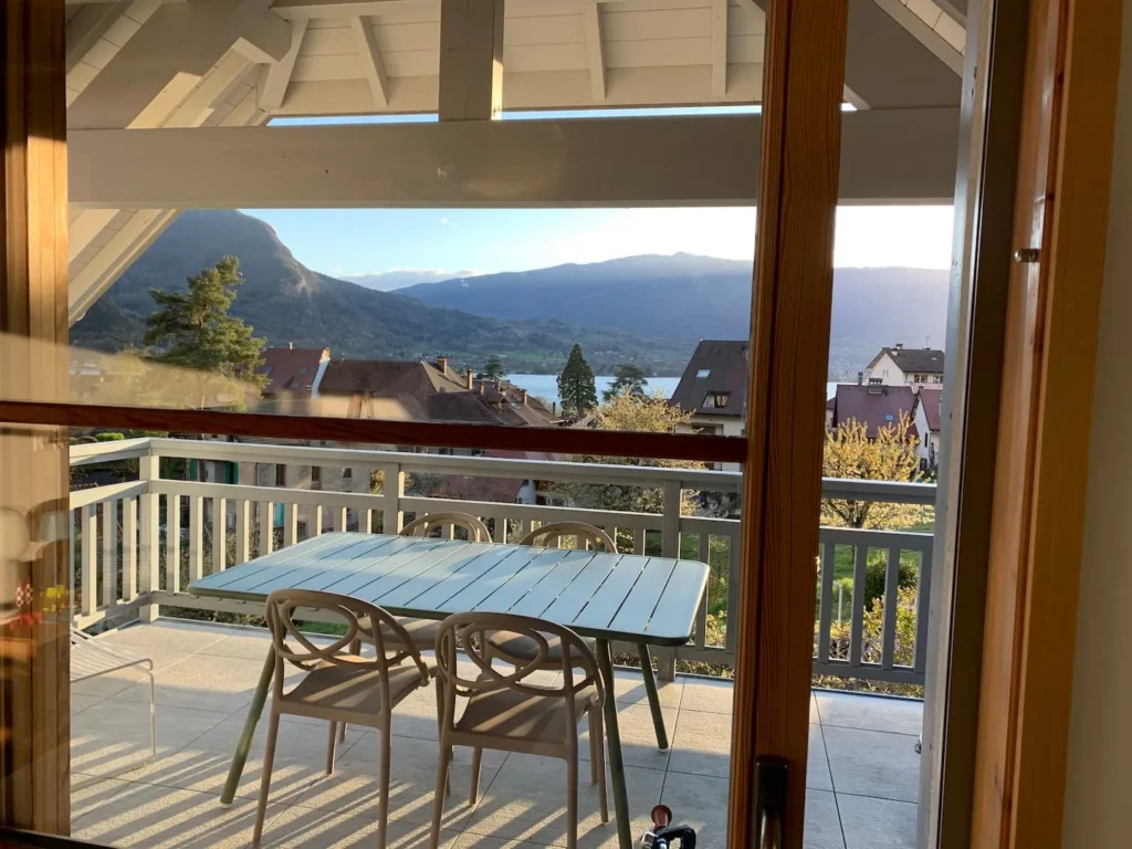 Terrace with mountain views – Le Duplex de Talloires