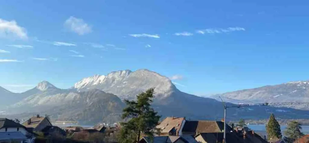 Lake and mountain views from the terrace – Le Duplex de Talloires