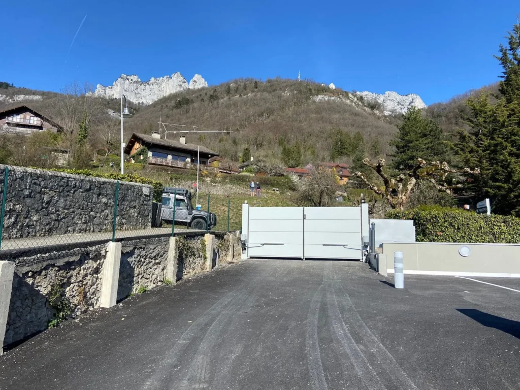 Secure car park entrance (1 private outdoor space) – Le Duplex de Talloires