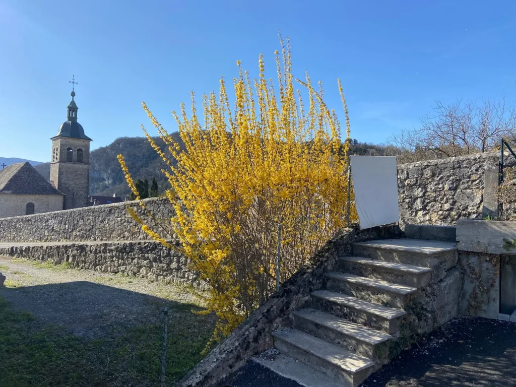 Walking access to the village and the beach through the residence – Le Duplex de Talloires