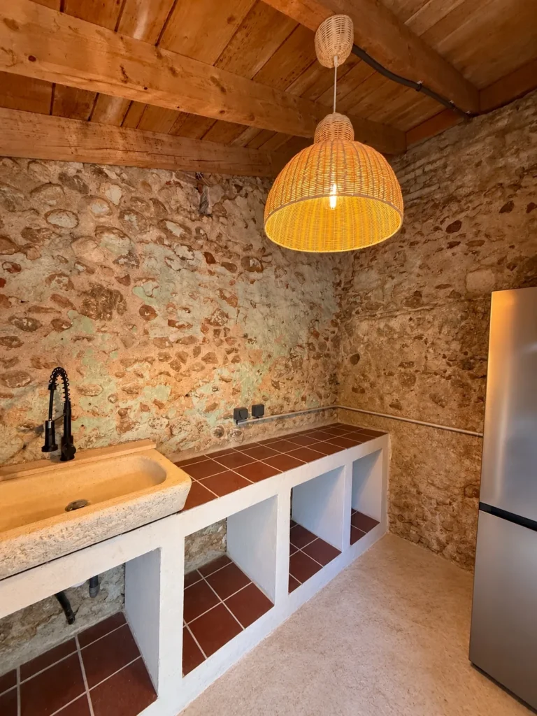 Outdoor kitchen with direct access to the barbecue and griddle – Le Domaine du Mas du Cèdre