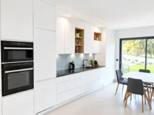 Fully equipped kitchen with oven, microwave and worktop – L’Annexe du Domaine de la Subérine