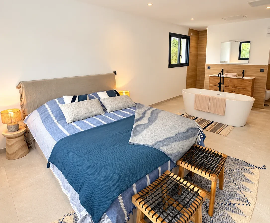 Bedroom with double bed and freestanding bathtub – L’Annexe du Domaine de la Subérine