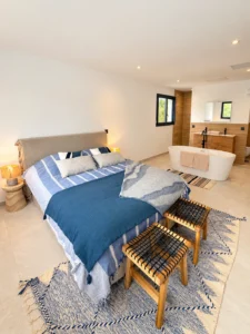 Bedroom with double bed and freestanding bathtub – L’Annexe du Domaine de la Subérine