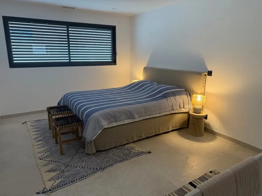 Double bed in the bedroom, side view – L’Annexe du Domaine de la Subérine