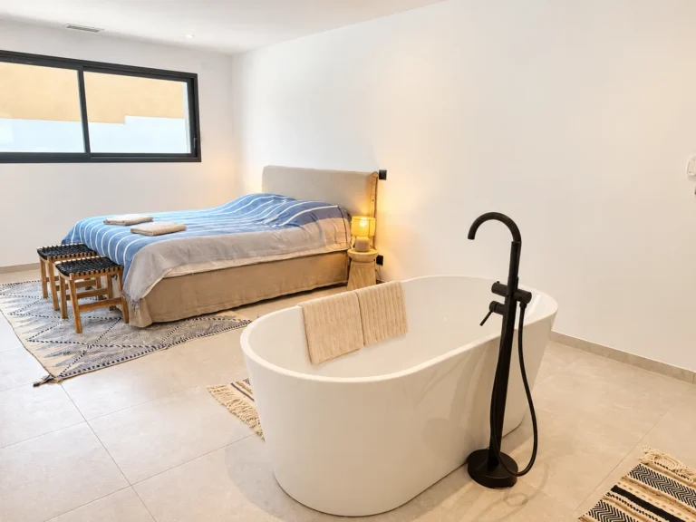 Bright bedroom with a bathtub at the foot of the bed – L’Annexe du Domaine de la Subérine