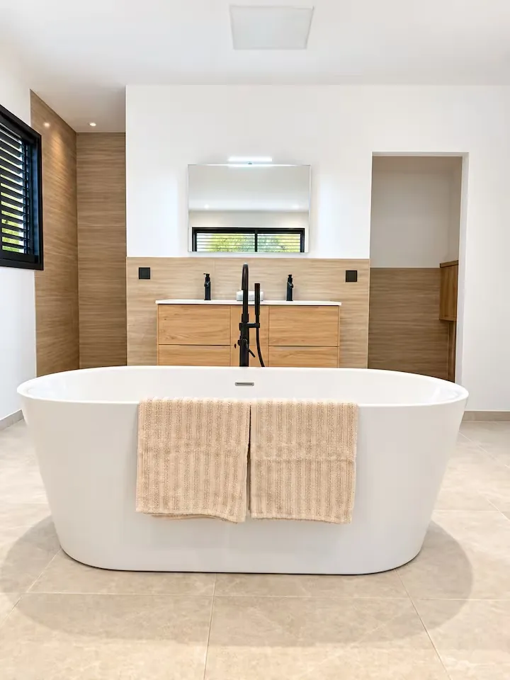 Freestanding bathtub, front view – L’Annexe du Domaine de la Subérine