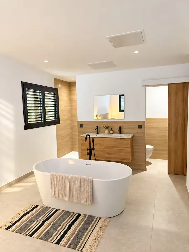 Wide view of the bathroom, bathtub and basins – L’Annexe du Domaine de la Subérine