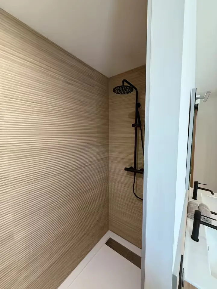 Walk-in shower – L’Annexe du Domaine de la Subérine