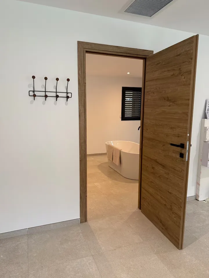 Door to the bedroom and bathing area – L’Annexe du Domaine de la Subérine