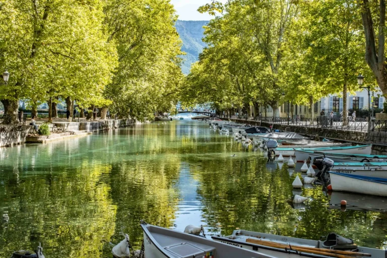 Le canal du Vassé bordé de platanes, vers le pont des Amours