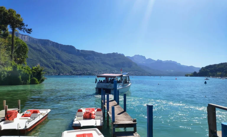 Bateau et pédalos au ponton, sur le lac d’Annecy