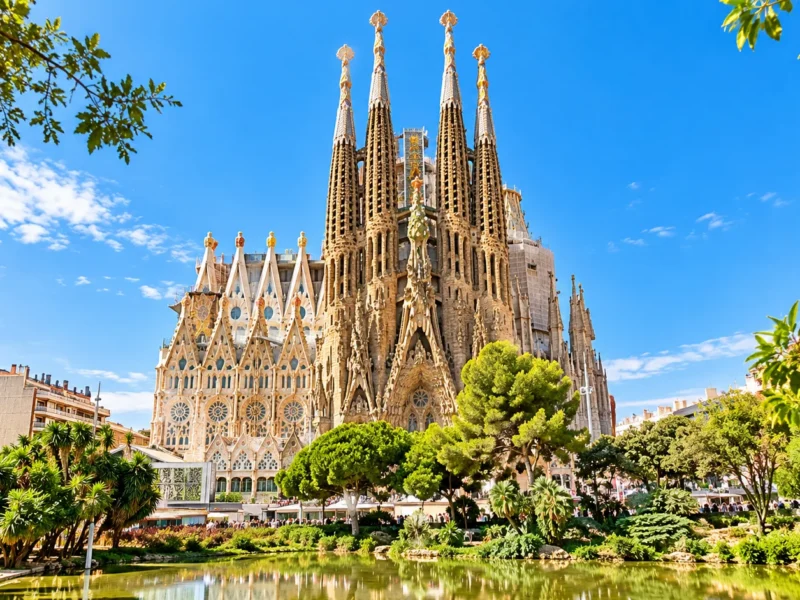 La Sagrada Família de Barcelone sous un ciel bleu (visuel d’ambiance)