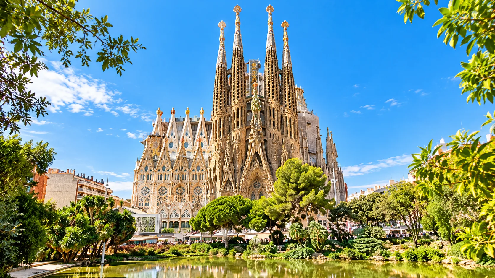 La Sagrada Família de Barcelone sous un ciel bleu (visuel d’ambiance)