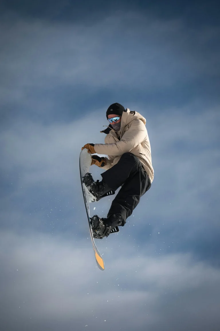 Snowboardeur en plein saut